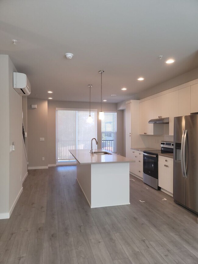 Building Photo - Stunning Tri Level 3/2.5 Townhome in the G...