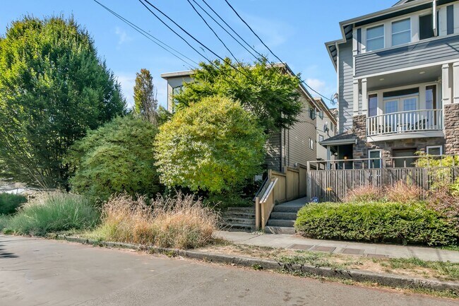 Building Photo - Modern 3 Bedroom Townhouse with Private Pa...