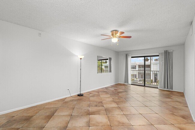 Building Photo - 120 Cypress Club Dr