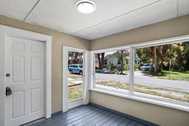 Building Photo - Cute 3bdrm/1bath home with porch & large y...