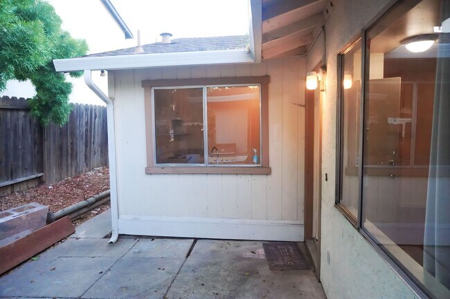 Foto del edificio - Spacious 3 Bedroom, 1 Bathroom House With ...