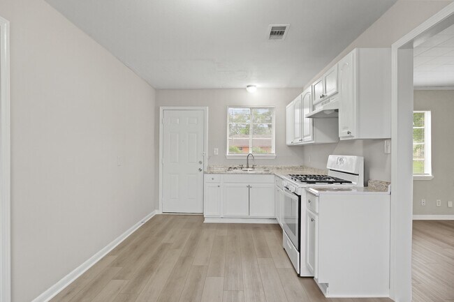 Foto del edificio - 9133 Woodlyn Rd