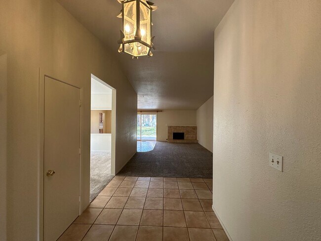 Foto del edificio - Spacious 4-Bedroom Home off Lakeside Drive