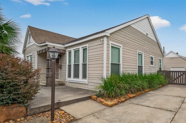 Building Photo - 717 W 30th St