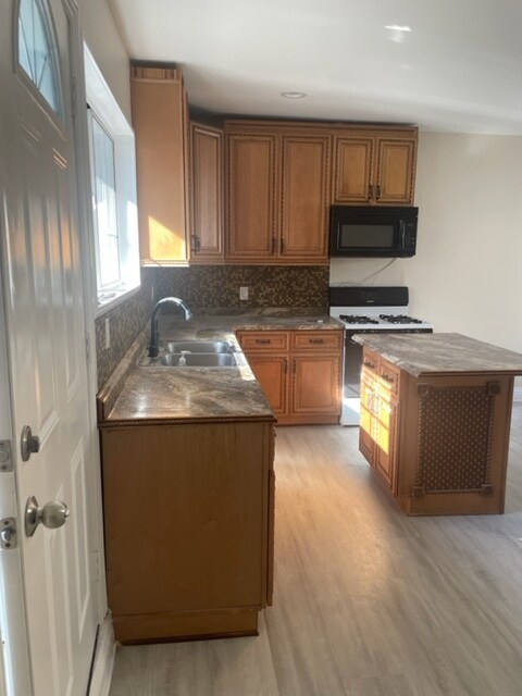 Kitchen - 1130 N Beachwood Dr