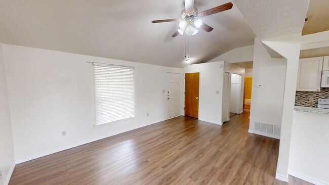 Foto del edificio - "Charming 3-Bed, 2-Bath Gem in Copperas Co...