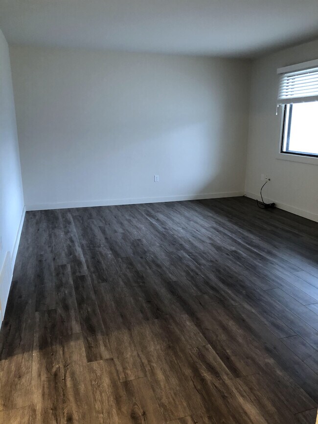 Building Photo - 402 N 19th Ave