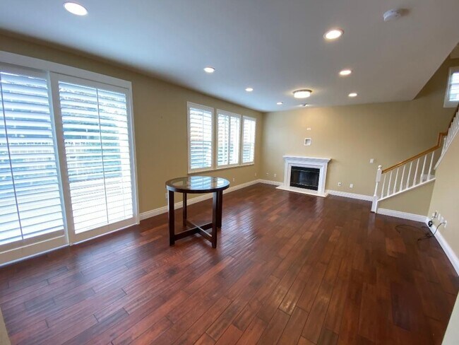 Building Photo - 4 Bed 2.5 Bath Single Family Home In San R...