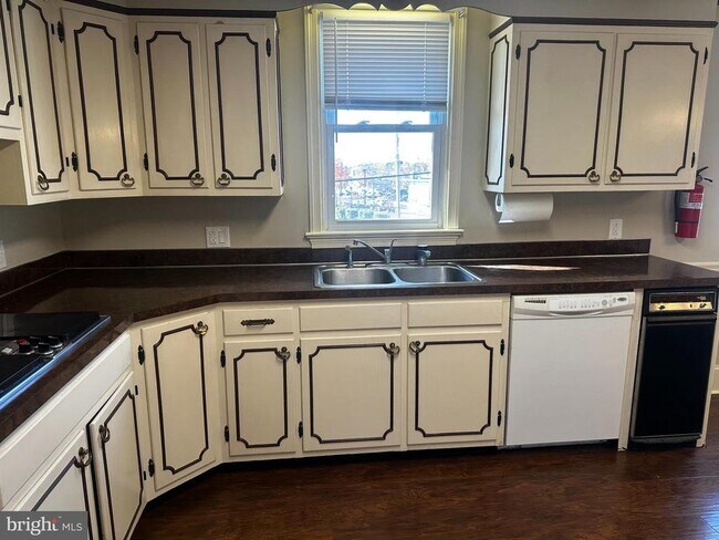 Foto del edificio - 659 N Main St