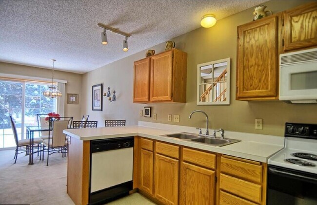 Foto del edificio - 15349 Greenhaven Ln