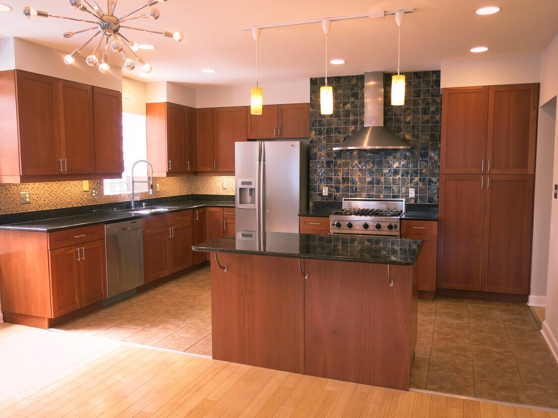 Foto principal - 5746 N Milwaukee Ave