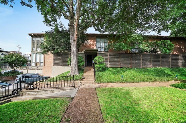 Building Photo - 5238 Memorial Dr