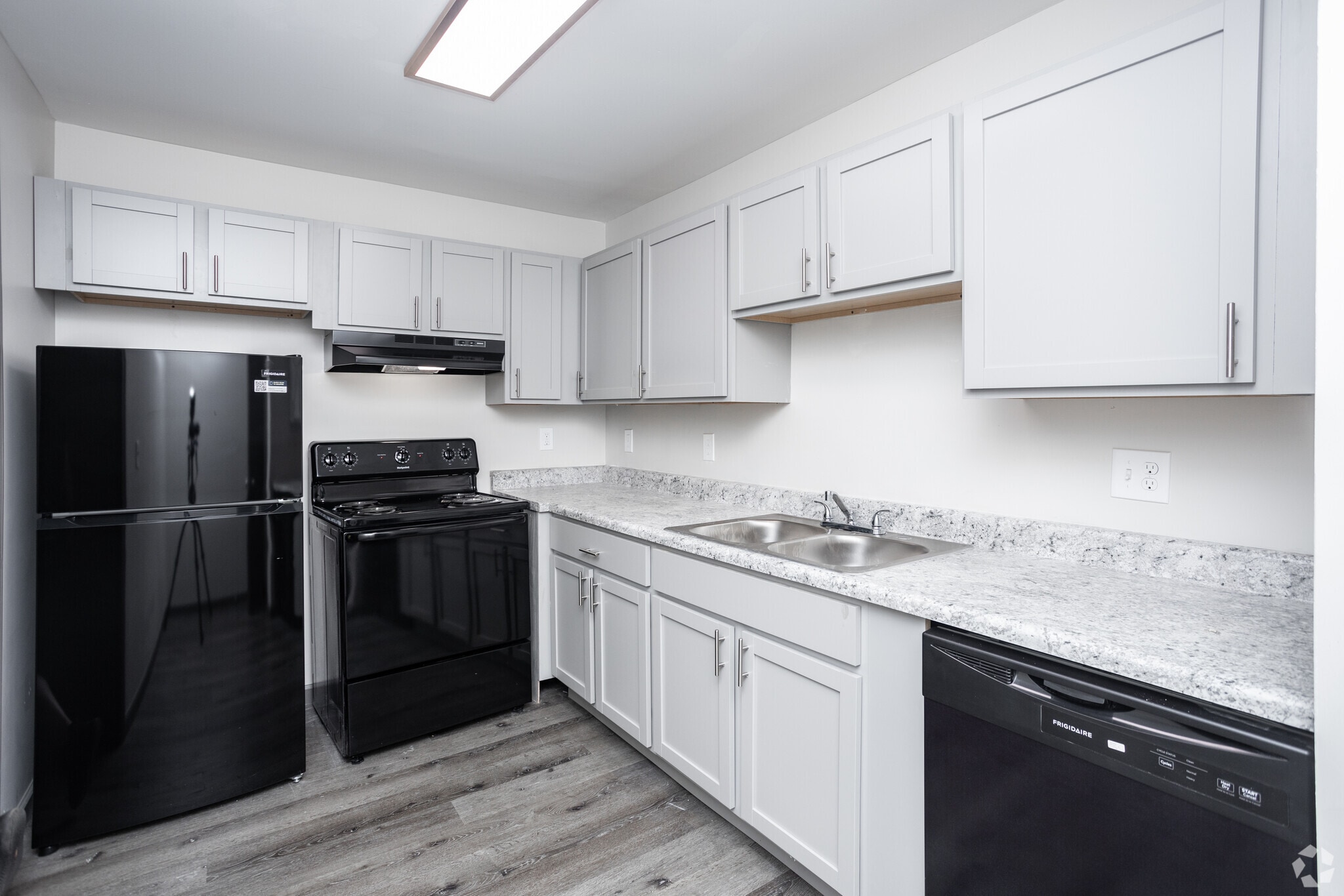 Newport Glen Apartments – photo 2
