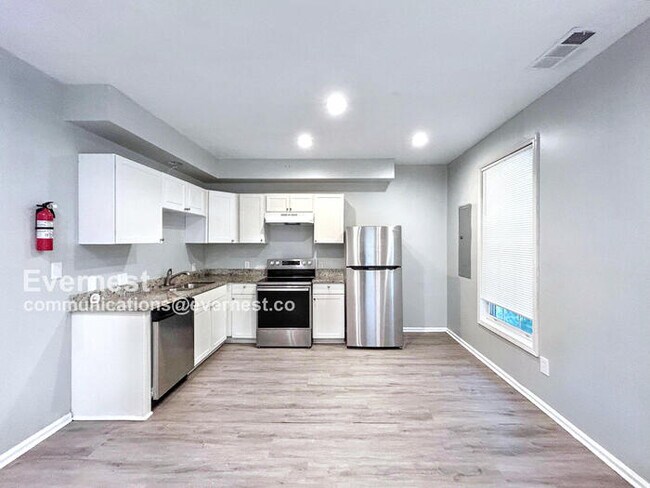 Building Photo - Spacious 3-Bedroom Home with Modern Amenities / Pet-Friendly / Available Now!