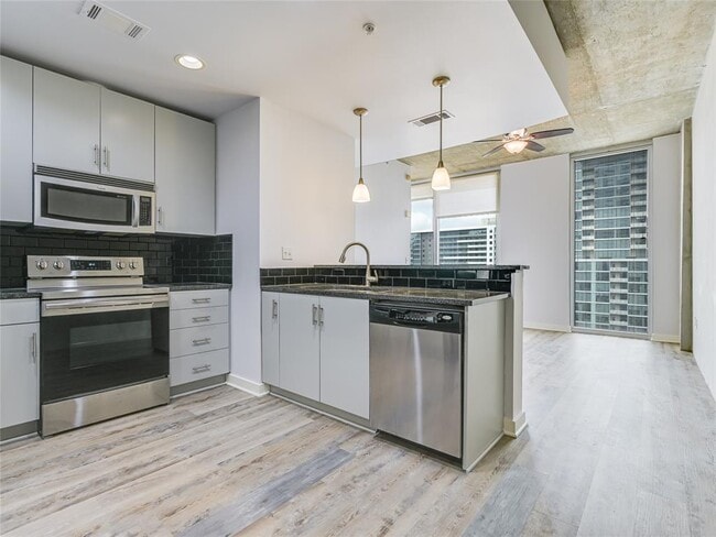 Building Photo - 360 Nueces St