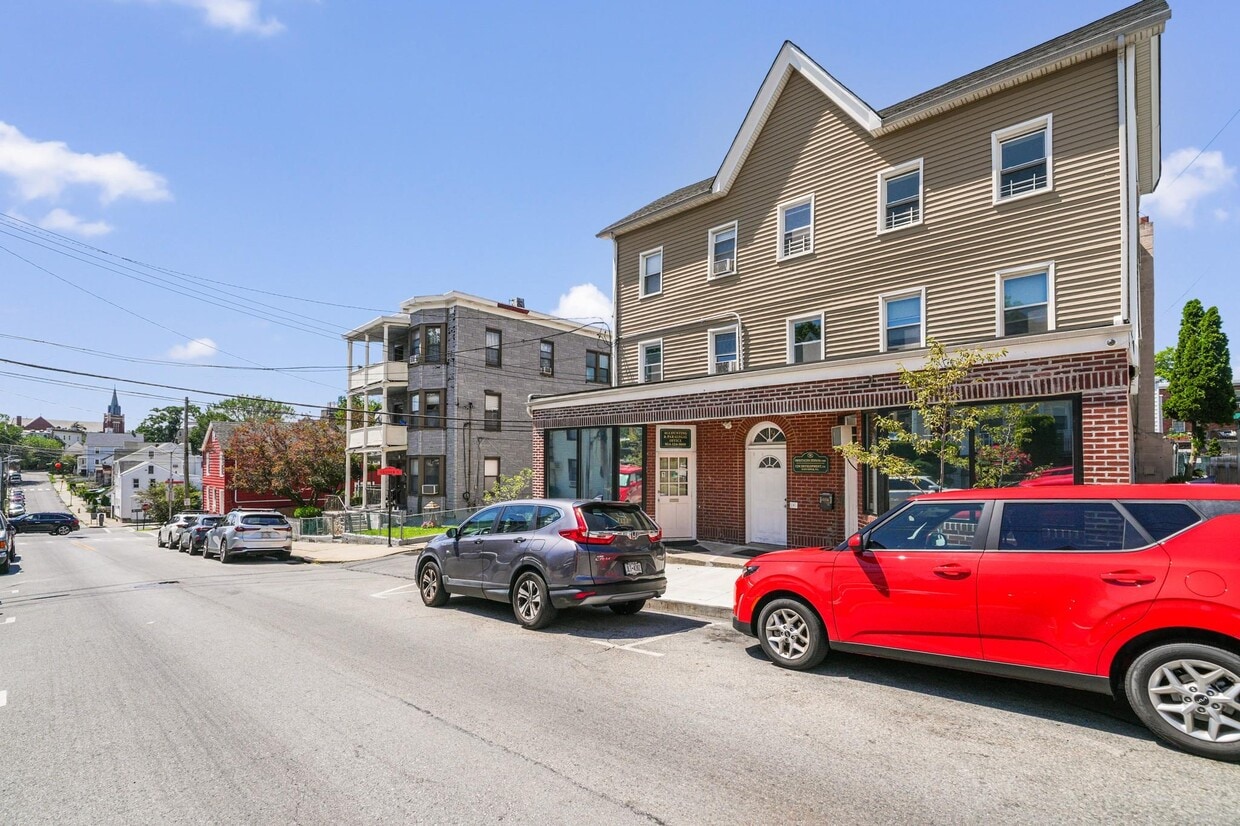 Primary Photo - 19 Chestnut St
