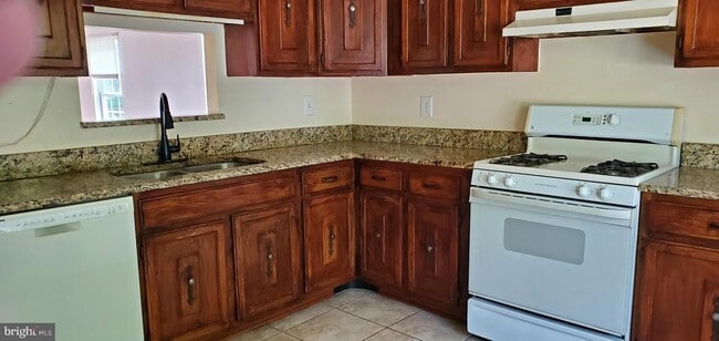 Foto del edificio - 15268 Cloverdale Rd