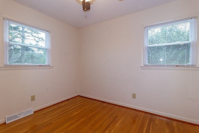 Building Photo - 408 Pineview Dr