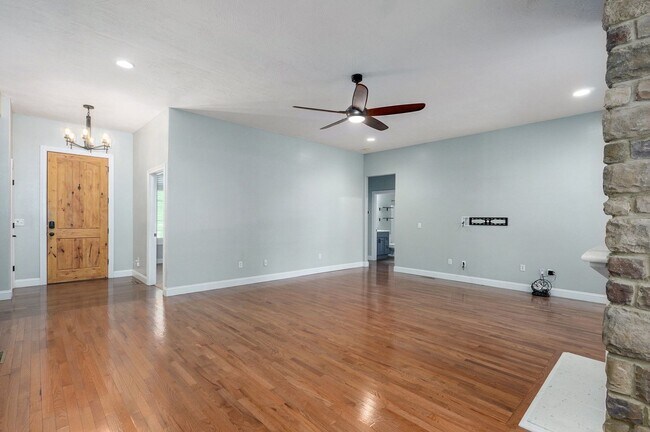 Foto del edificio - Stunning 4 Bedroom house for rent in Roger...