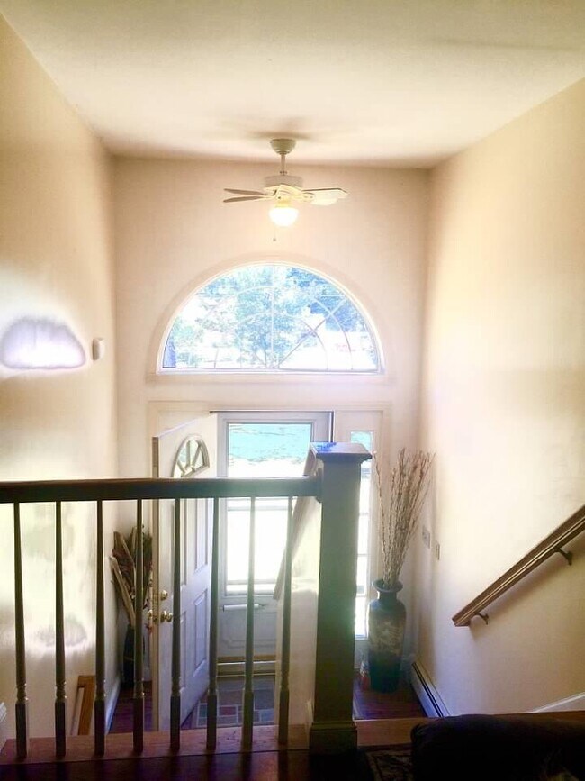 entry way - 350 Old Rochester Rd