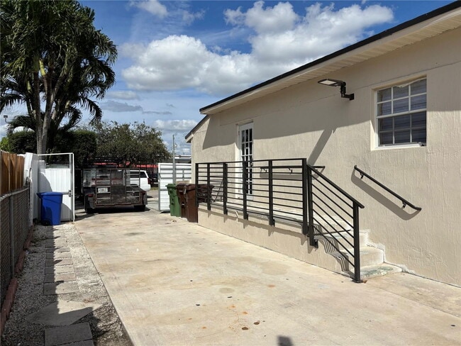 Photo - 30 E 44th St House