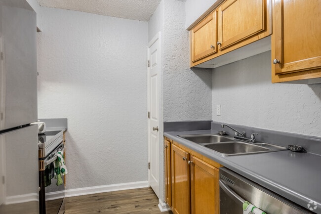 1BR, 1BA - 818SF - Kitchen - Woodside Village