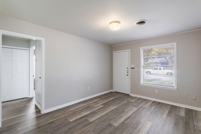 Building Photo - ADORABLE UPDATED 2/1 HOUSE IN BRYAN, TX! IMMEDIATE MOVE IN!