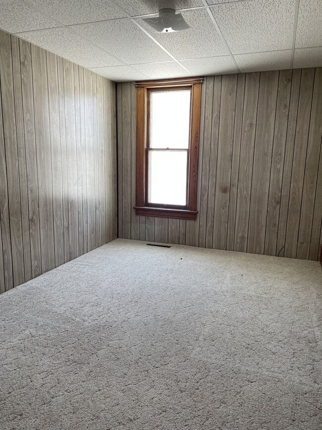 Building Photo - 569 W Broadway Ave