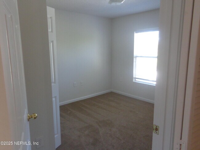 Foto del edificio - 7920 Merrill Rd