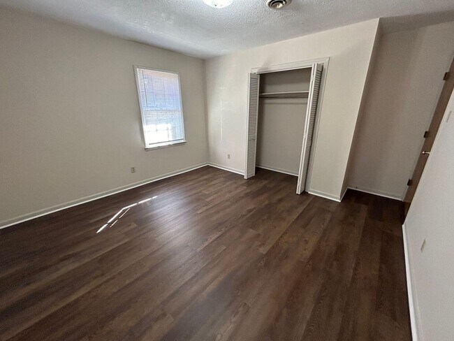 Building Photo - 2-Bedroom, 1.5 Bathroom Brick Home