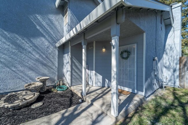 Foto del edificio - 3 bedroom minutes from shopping & freeway access!