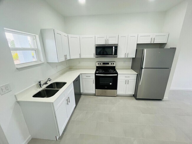 Foto del edificio - Bright & Modern 2 Bed-1 Bath Pet-Friendly Home in Desirable Lehigh Acres!