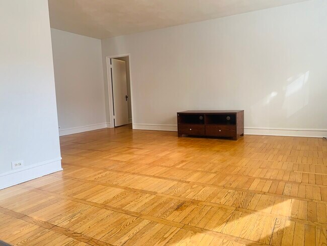 Foto del edificio - 4900 N Marine Dr