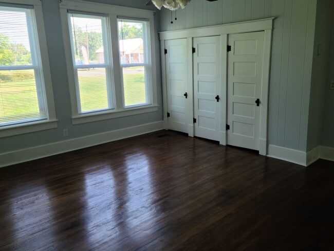 Building Photo - Main Street