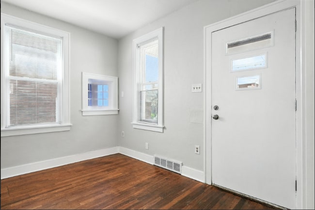 Foto del edificio - "Charming 3-Bed Retreat with Gleaming Hardwood Floors on Beacon Hill Avenue!"