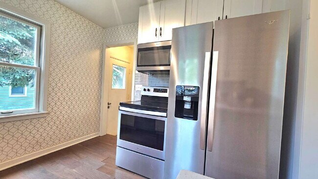Building Photo - Beautiful 3-Bed, 3-Bath Haven with 1,901 Sq Ft of Comfort in St Louis Park with yard. 7/1/2026
