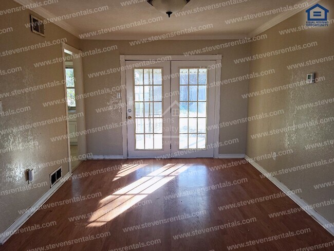 Building Photo - Unlock a Home of Comforts