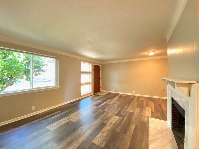 Building Photo - Lovely Updated Two Bedroom Cottage Located...