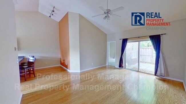 Building Photo - Charming Townhome with Split Floorplan