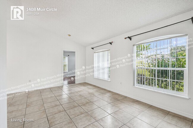 Foto del edificio - Charming 4-Bedroom Ranch with a Spacious L...