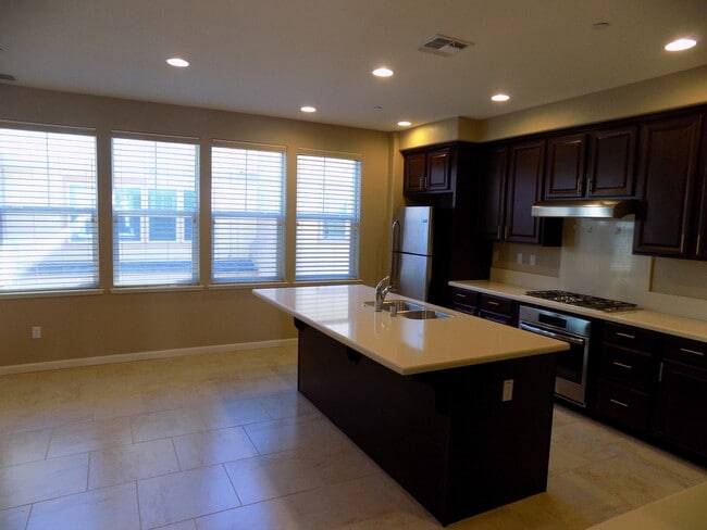 Foto del edificio - Gorgeous "Like New" Cambrian Tri-level Fou...