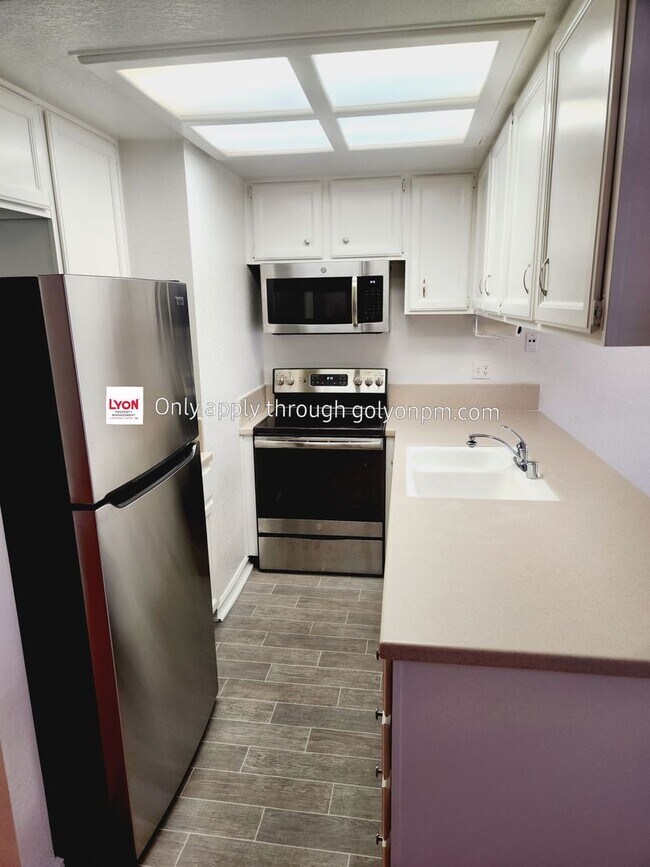 Foto del edificio - Spacious Townhome - Available 11/15/2024!