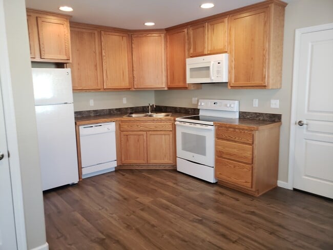 Building Photo - 1541 Derby St Unit 2