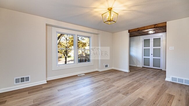 Building Photo - 9841 Melrose Dr