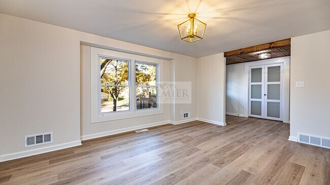 Foto del edificio - 9841 Melrose Dr