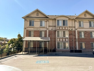 Building Photo - 567 N University Ave