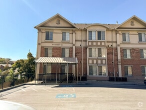 Building Photo - 567 N University Ave