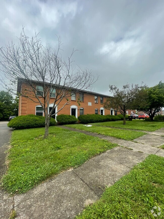 Building Photo - 490 Garden City Dr