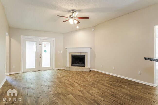 Foto del edificio - 7637 Invermere Blvd N