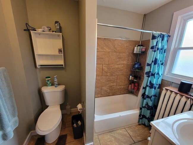 Foto del edificio - AVAILABLE JUNE -  4 Bed 1 Bath Townhome